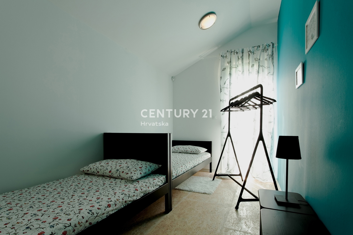 POREČ, PRODAJA SE PRIZEMLJE S BAZENOM