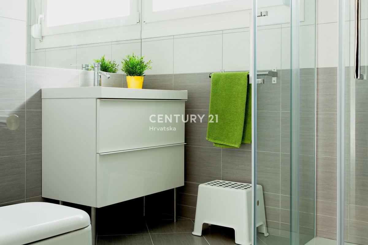 POREČ, PRODAJA SE PRIZEMLJE S BAZENOM