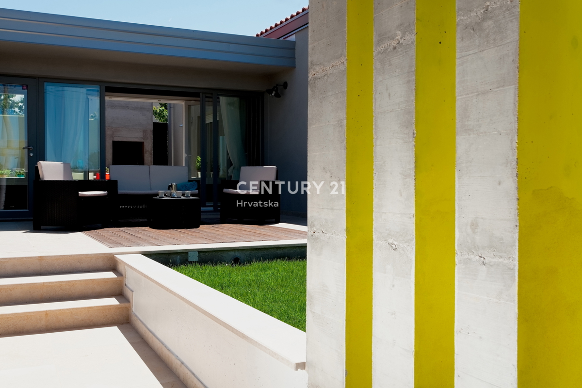 POREČ, PRODAJA SE PRIZEMLJE S BAZENOM