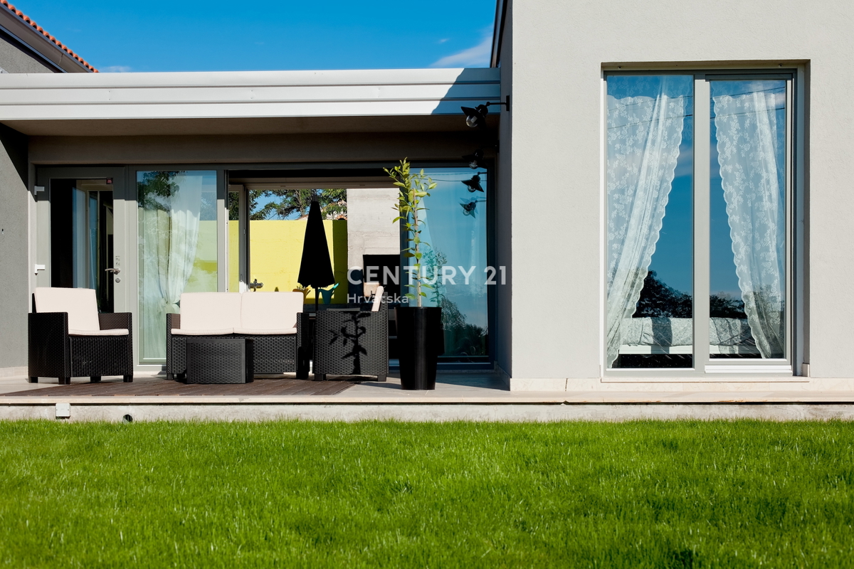 POREČ, PRODAJA SE PRIZEMLJE S BAZENOM