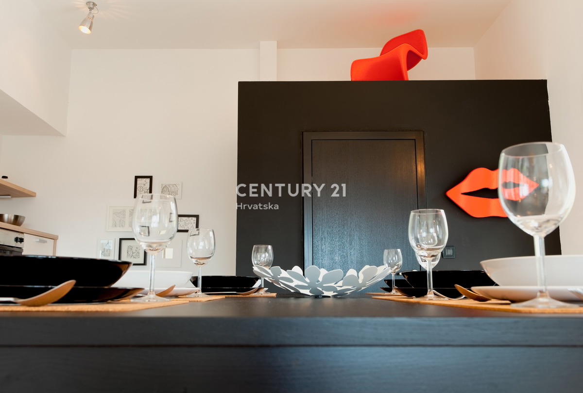 POREČ, PRODAJA SE PRIZEMLJE S BAZENOM