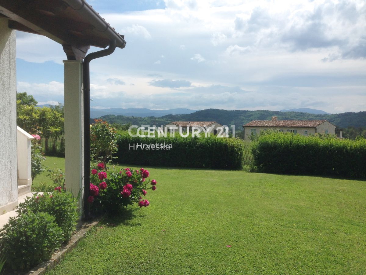 ISTRA, SOVINJAK, HIŠA z lepo vrtno površino in čudovitim razgledom