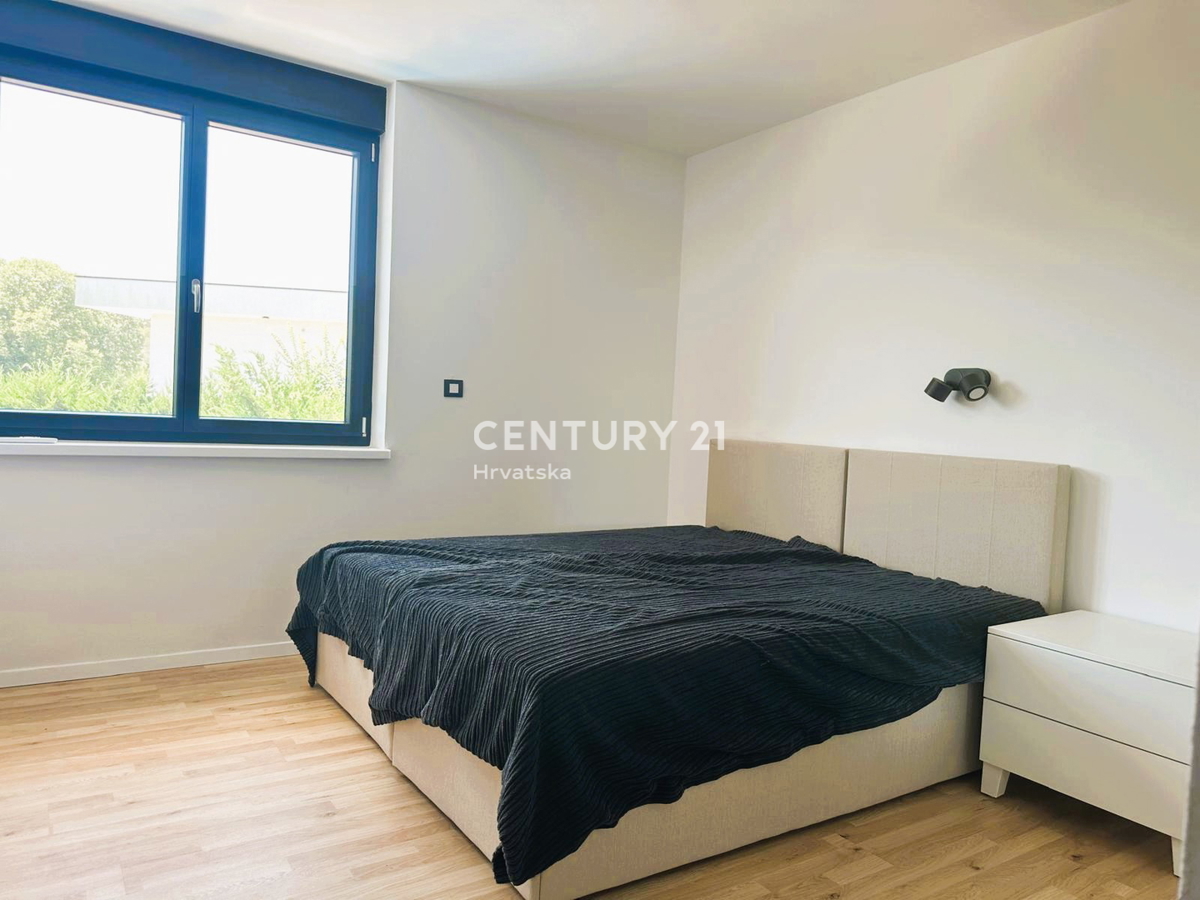 ROVINJSKO SELO, PRODAJA LEPE DVOJNE HIŠE, NOVOGRADNJA S BAZENOM