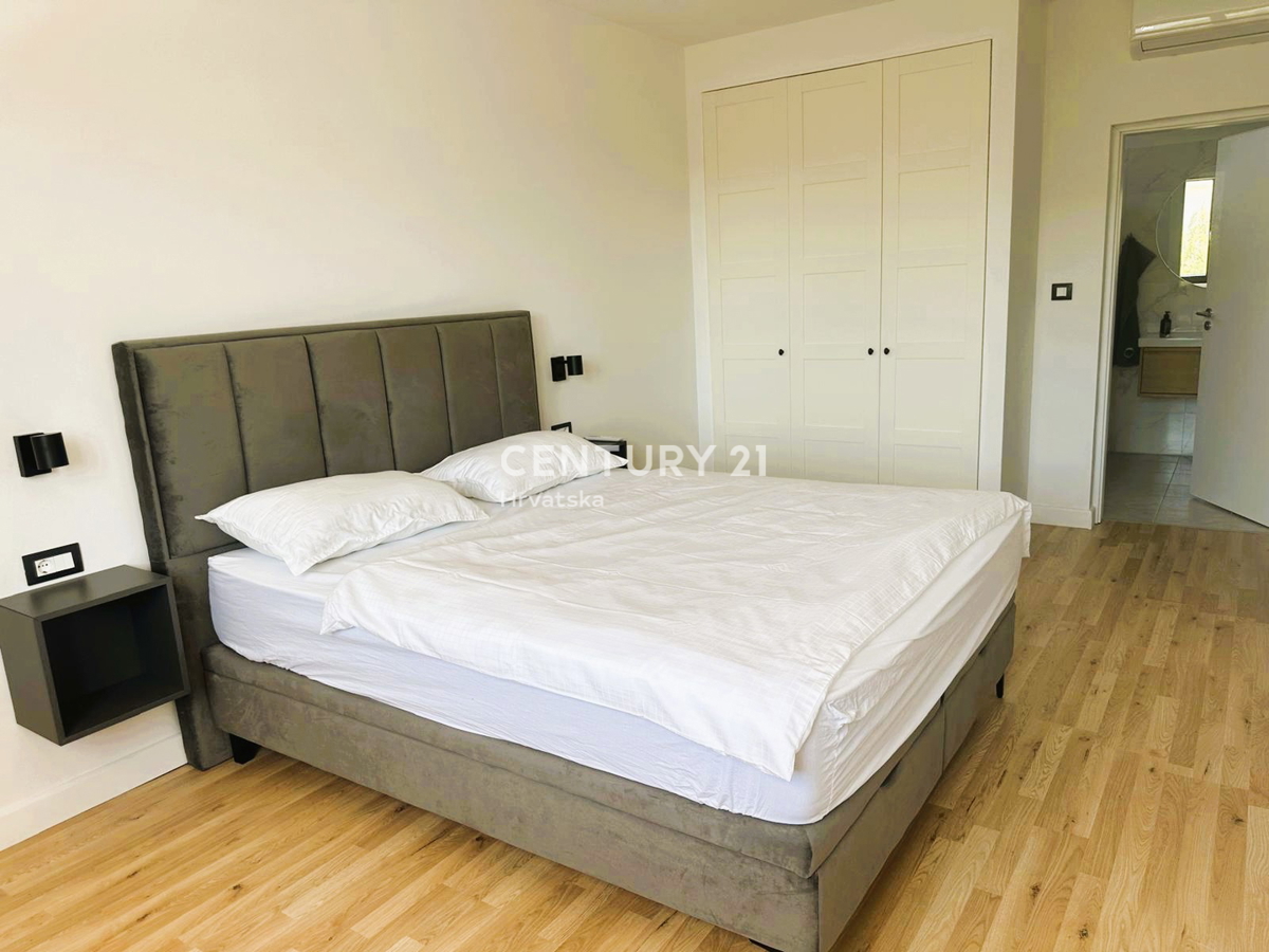 ROVINJSKO SELO, PRODAJA LEPE DVOJNE HIŠE, NOVOGRADNJA S BAZENOM