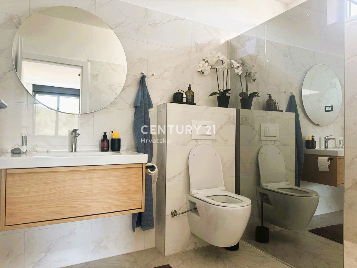 ROVINJSKO SELO, PRODAJA LEPE DVOJNE HIŠE, NOVOGRADNJA S BAZENOM