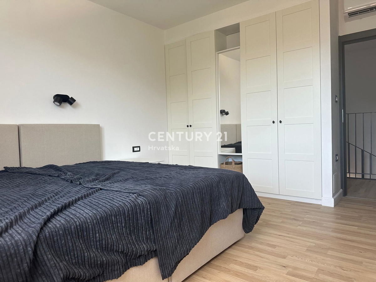 ROVINJSKO SELO, PRODAJA LEPE DVOJNE HIŠE, NOVOGRADNJA S BAZENOM