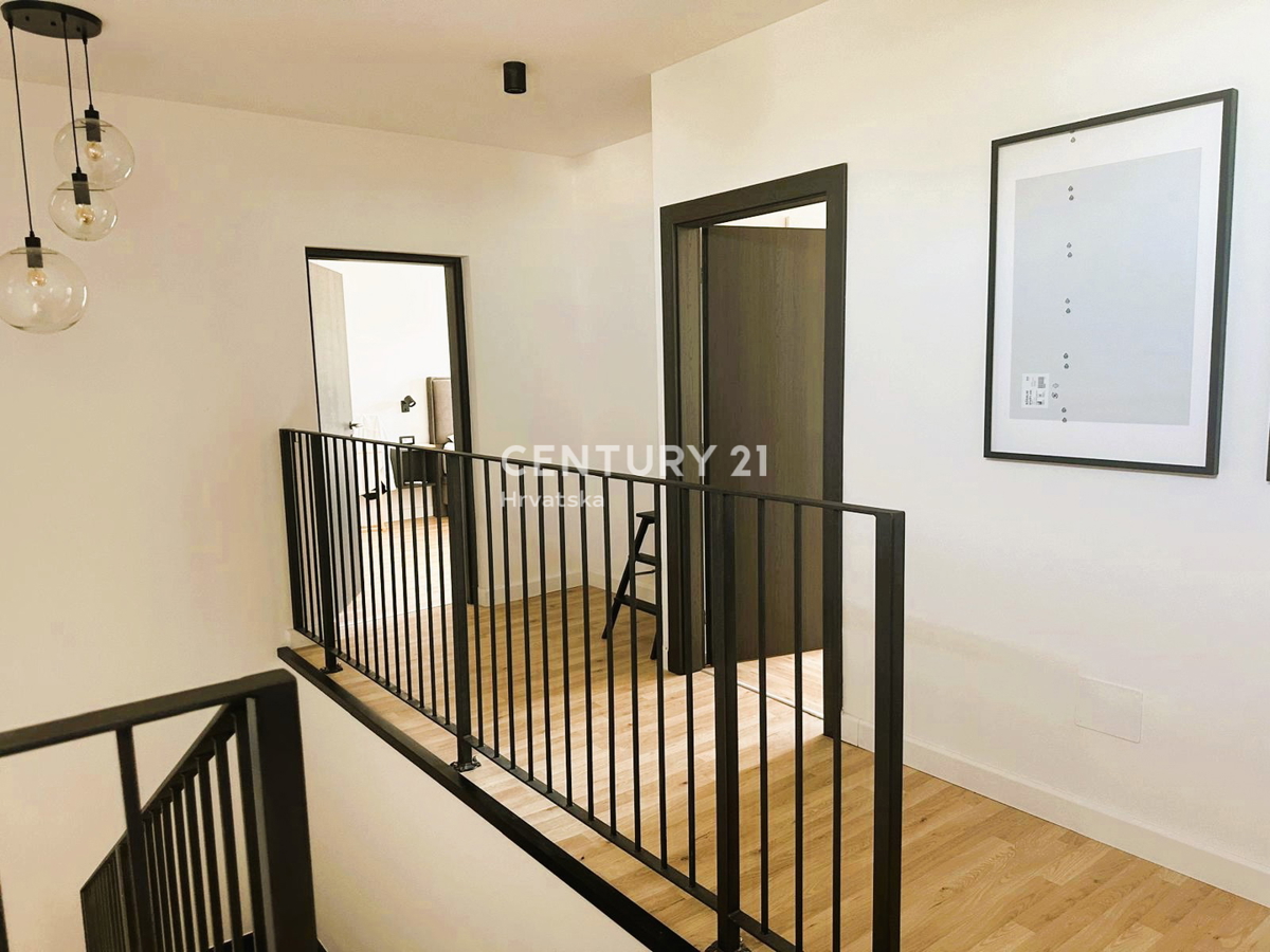 ROVINJSKO SELO, PRODAJA LEPE DVOJNE HIŠE, NOVOGRADNJA S BAZENOM