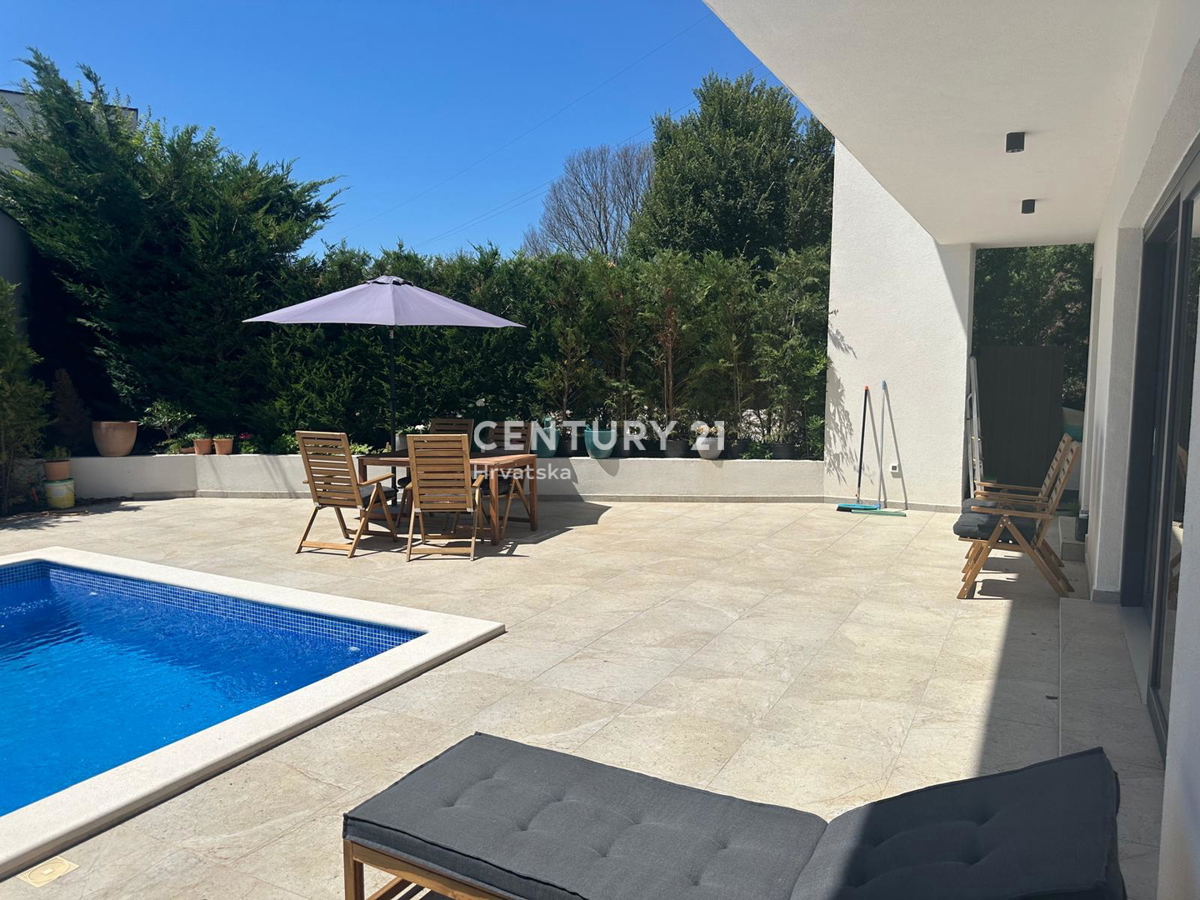 ROVINJSKO SELO, PRODAJA LEPE DVOJNE HIŠE, NOVOGRADNJA S BAZENOM