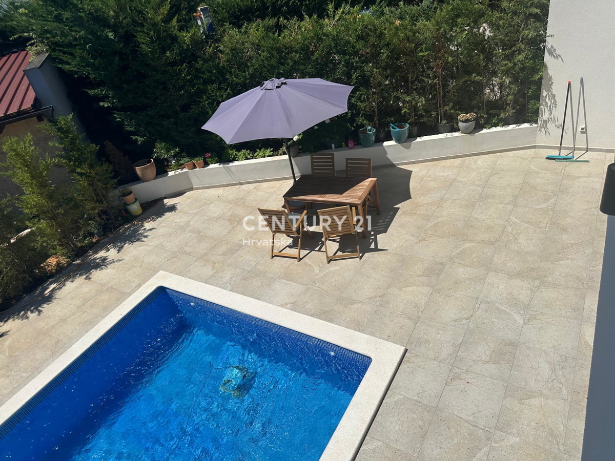ROVINJSKO SELO, PRODAJA LEPE DVOJNE HIŠE, NOVOGRADNJA S BAZENOM