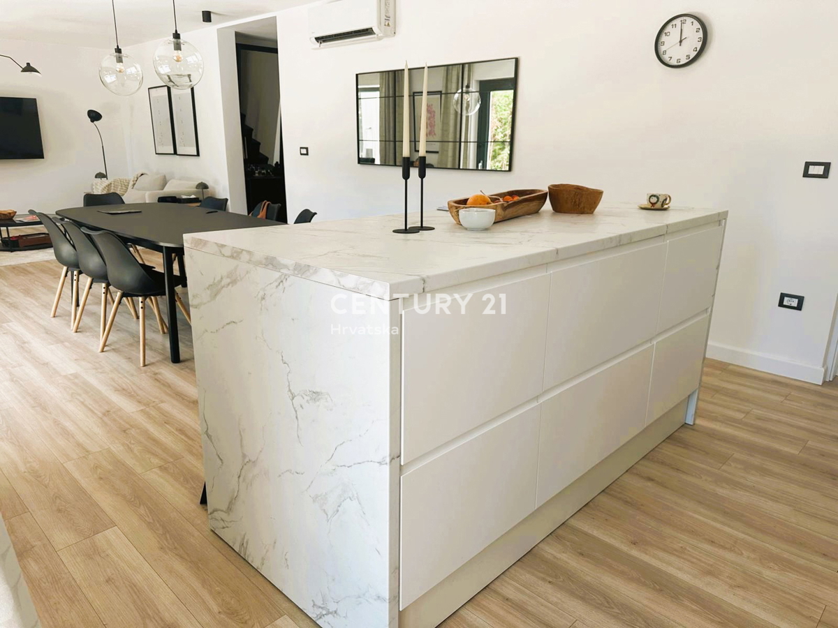 ROVINJSKO SELO, PRODAJA LEPE DVOJNE HIŠE, NOVOGRADNJA S BAZENOM