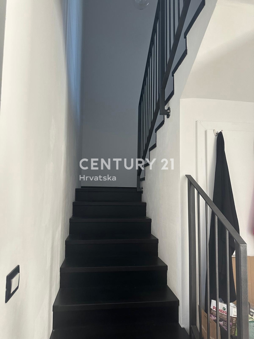 ROVINJSKO SELO, PRODAJA LEPE DVOJNE HIŠE, NOVOGRADNJA S BAZENOM