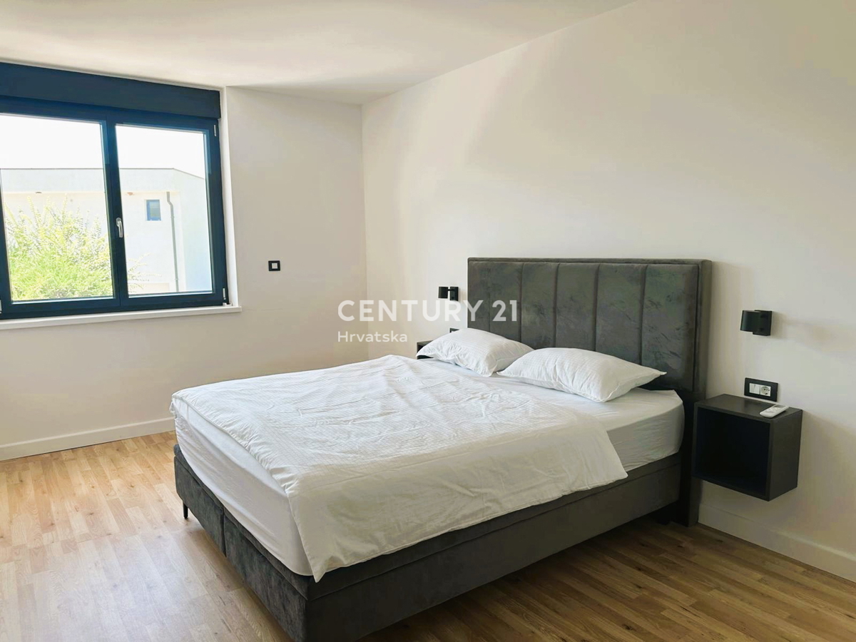 ROVINJSKO SELO, PRODAJA LEPE DVOJNE HIŠE, NOVOGRADNJA S BAZENOM