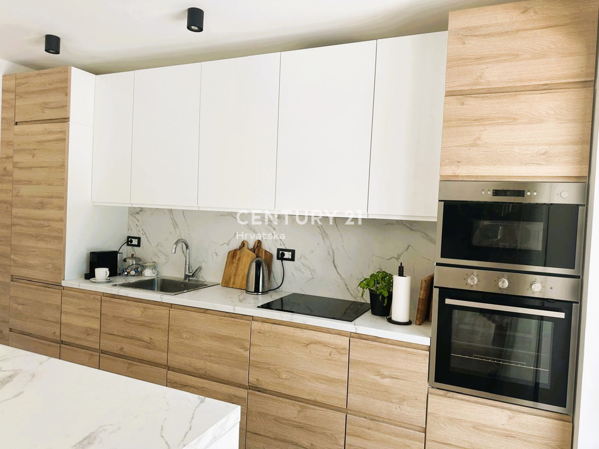 ROVINJSKO SELO, PRODAJA LEPE DVOJNE HIŠE, NOVOGRADNJA S BAZENOM