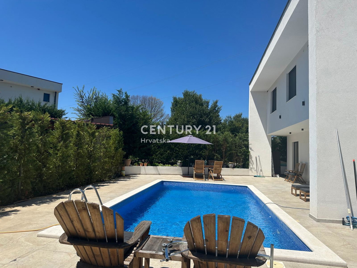 ROVINJSKO SELO, PRODAJA LEPE DVOJNE HIŠE, NOVOGRADNJA S BAZENOM