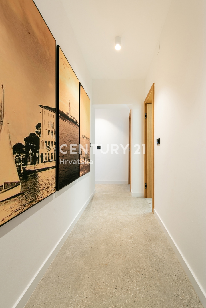 VABRIGA, PRODAJA POPOLNOMA OPREMLJENEGA STANOVANJA V PRIZEMLJU Z BAZENOM IN POGLEDOM NA MORJE