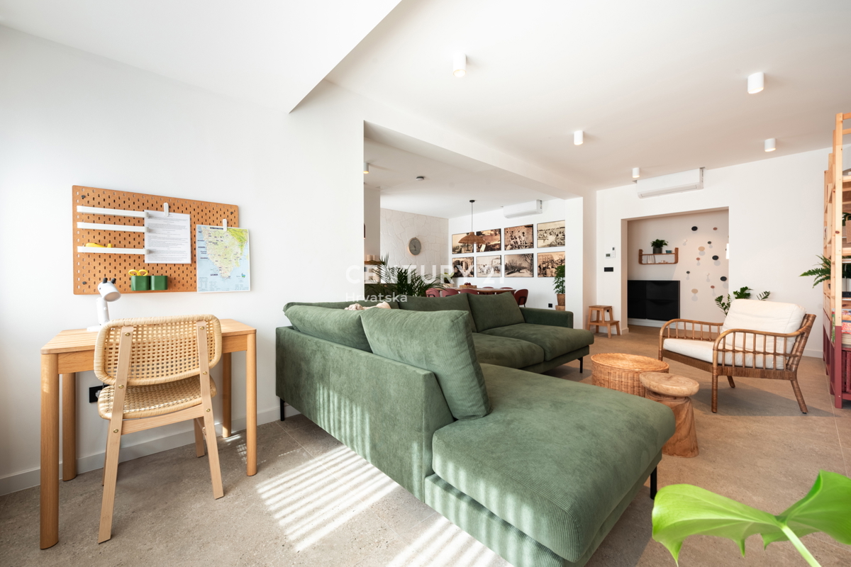 VABRIGA, PRODAJA POPOLNOMA OPREMLJENEGA STANOVANJA V PRIZEMLJU Z BAZENOM IN POGLEDOM NA MORJE