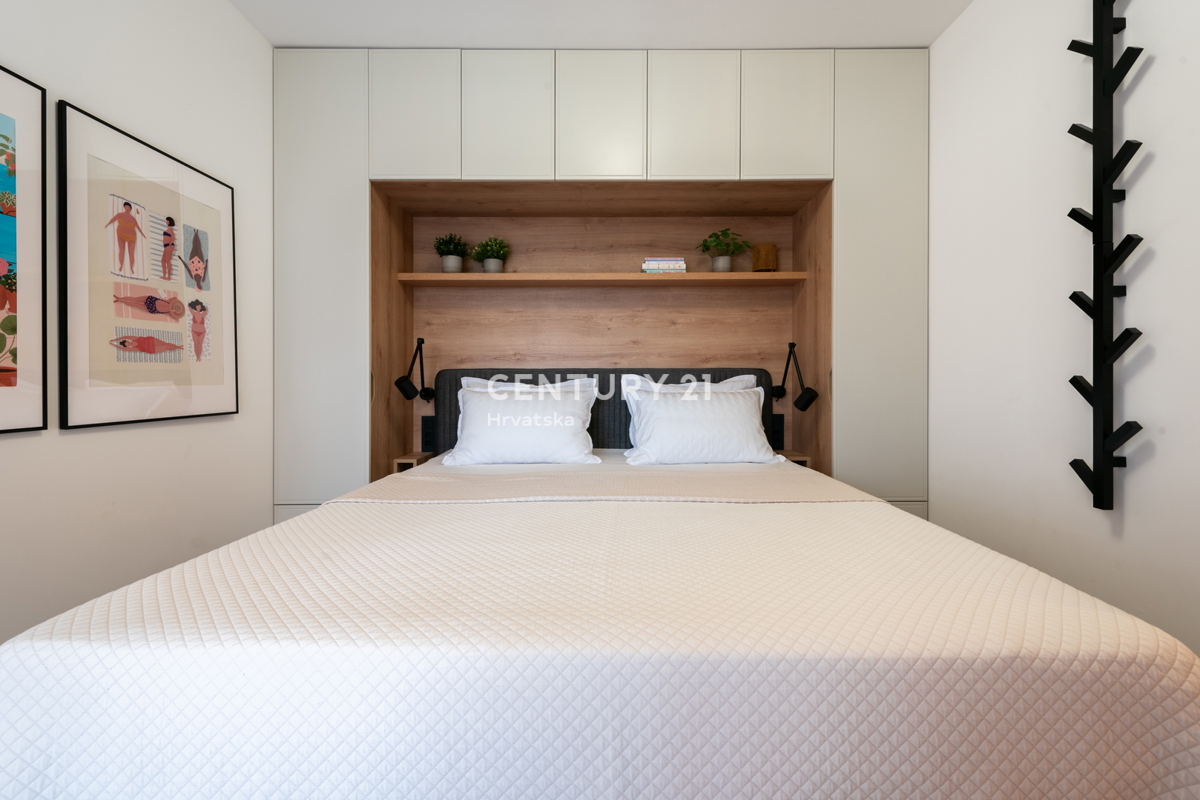 VABRIGA, PRODAJA POPOLNOMA OPREMLJENEGA STANOVANJA V PRIZEMLJU Z BAZENOM IN POGLEDOM NA MORJE