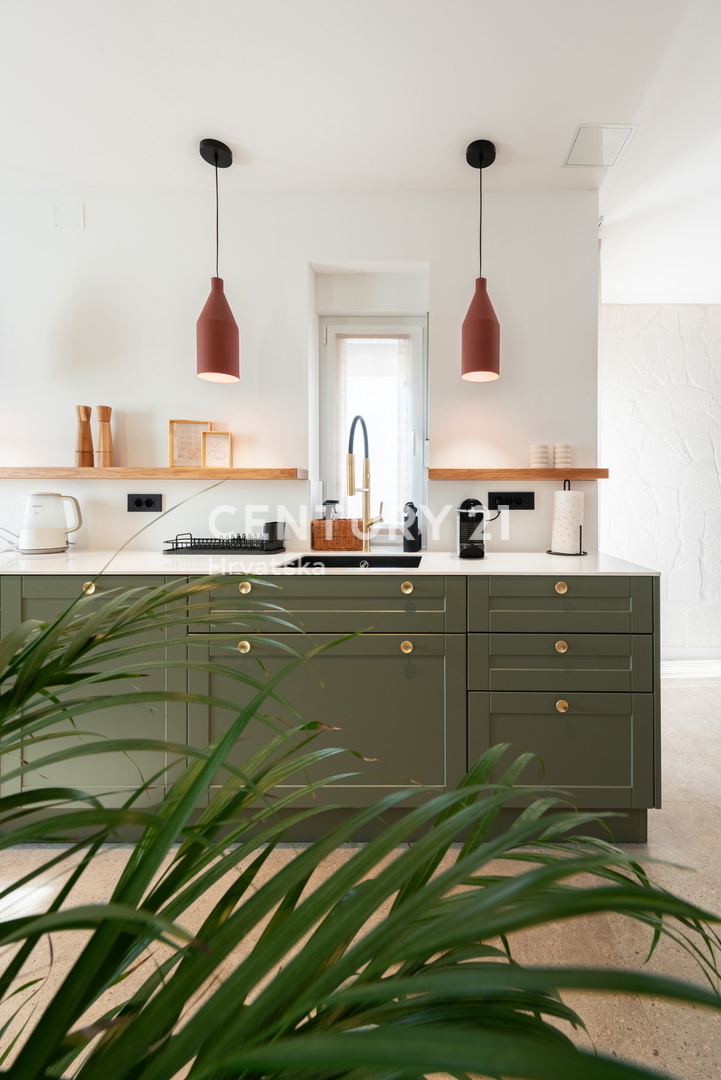 VABRIGA, PRODAJA POPOLNOMA OPREMLJENEGA STANOVANJA V PRIZEMLJU Z BAZENOM IN POGLEDOM NA MORJE