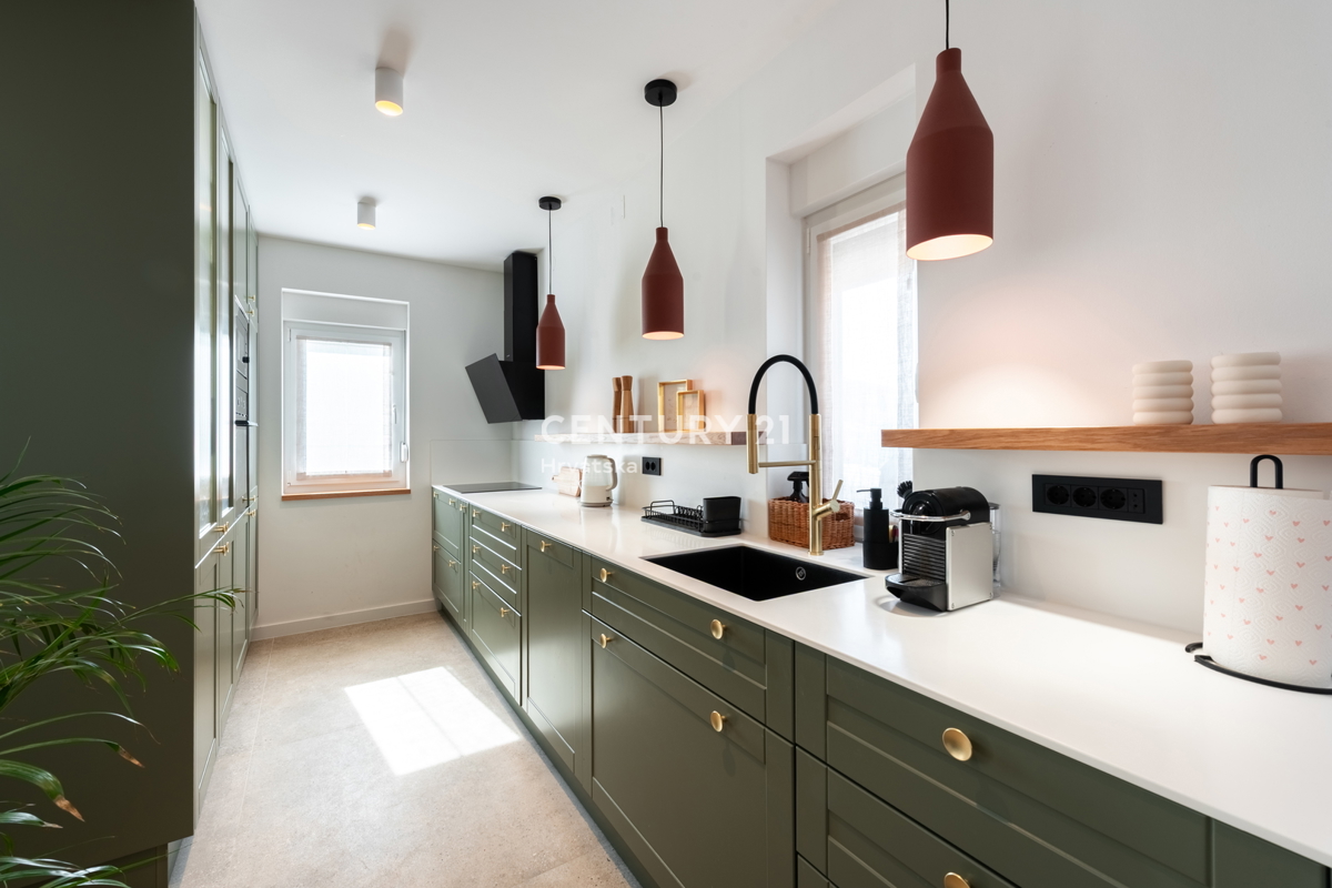 VABRIGA, PRODAJA POPOLNOMA OPREMLJENEGA STANOVANJA V PRIZEMLJU Z BAZENOM IN POGLEDOM NA MORJE