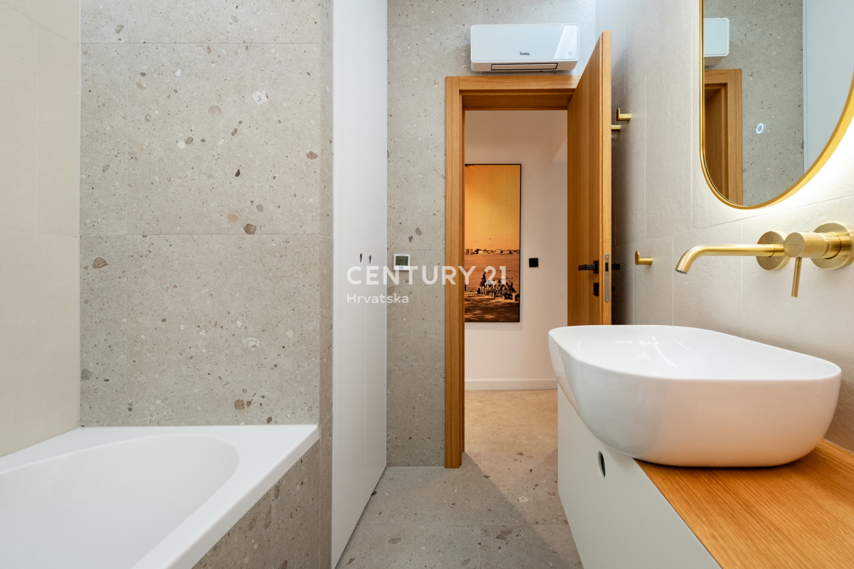 VABRIGA, PRODAJA POPOLNOMA OPREMLJENEGA STANOVANJA V PRIZEMLJU Z BAZENOM IN POGLEDOM NA MORJE