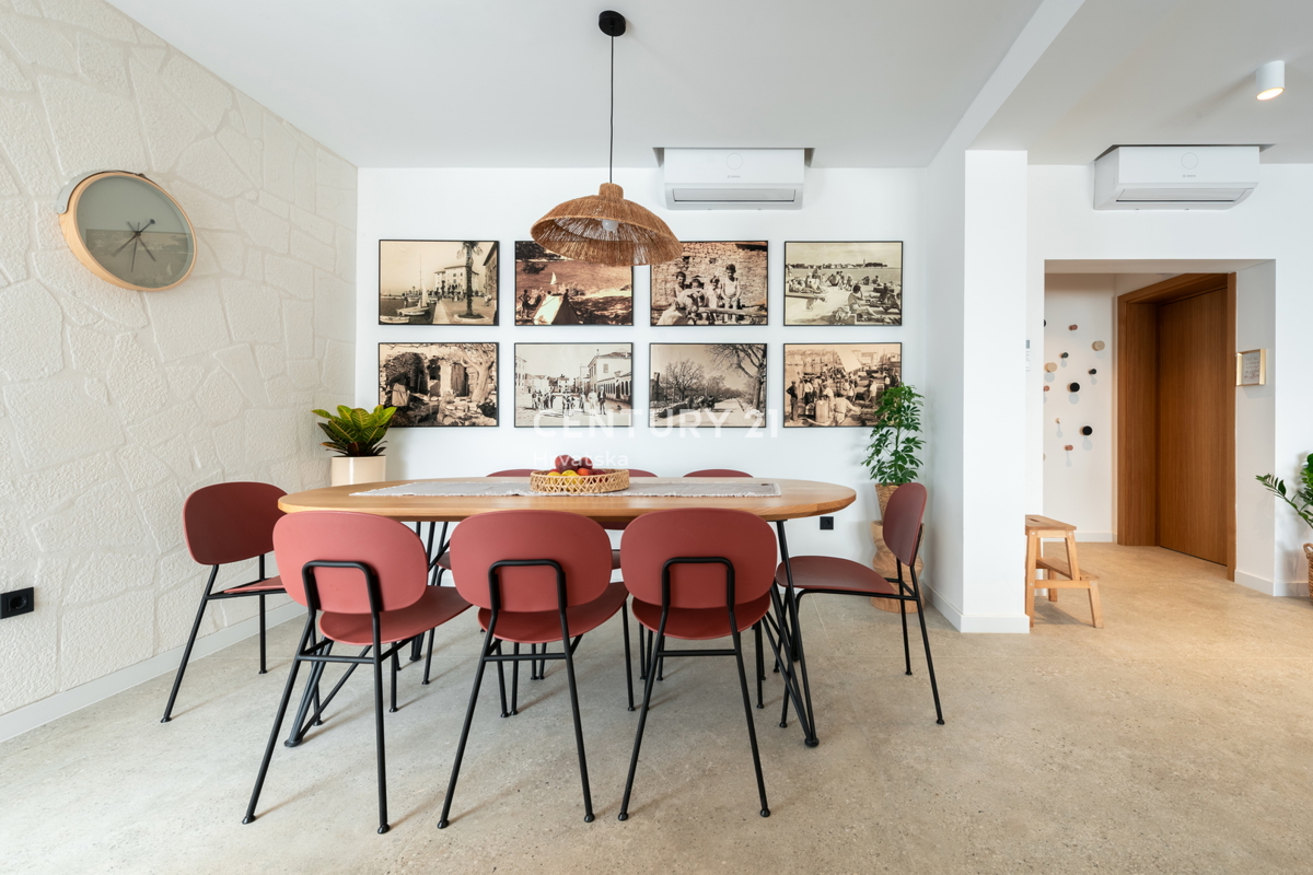 VABRIGA, PRODAJA POPOLNOMA OPREMLJENEGA STANOVANJA V PRIZEMLJU Z BAZENOM IN POGLEDOM NA MORJE