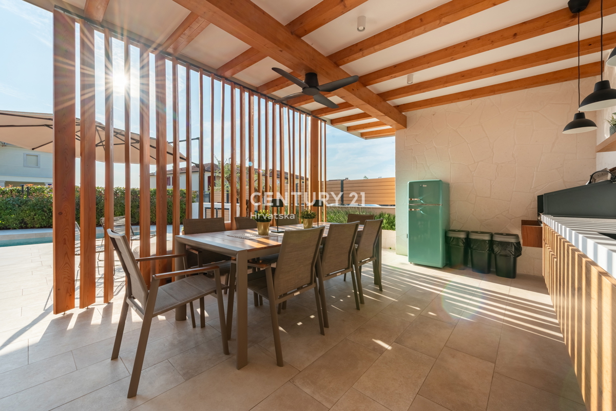 VABRIGA, PRODAJA POPOLNOMA OPREMLJENEGA STANOVANJA V PRIZEMLJU Z BAZENOM IN POGLEDOM NA MORJE