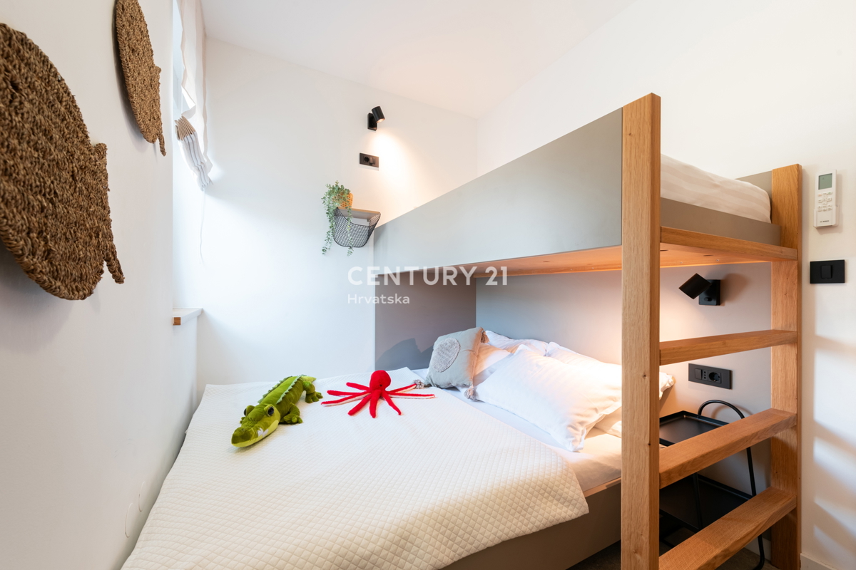 VABRIGA, PRODAJA POPOLNOMA OPREMLJENEGA STANOVANJA V PRIZEMLJU Z BAZENOM IN POGLEDOM NA MORJE