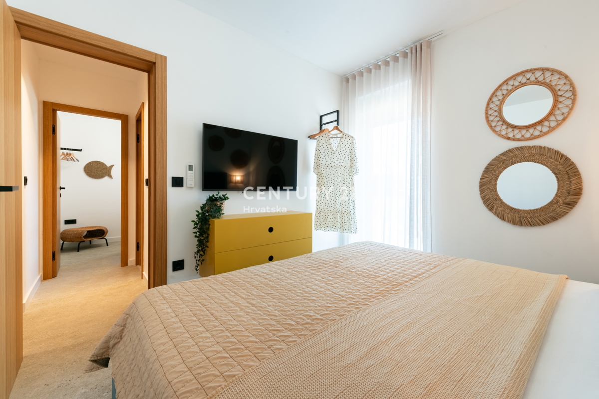 VABRIGA, PRODAJA POPOLNOMA OPREMLJENEGA STANOVANJA V PRIZEMLJU Z BAZENOM IN POGLEDOM NA MORJE