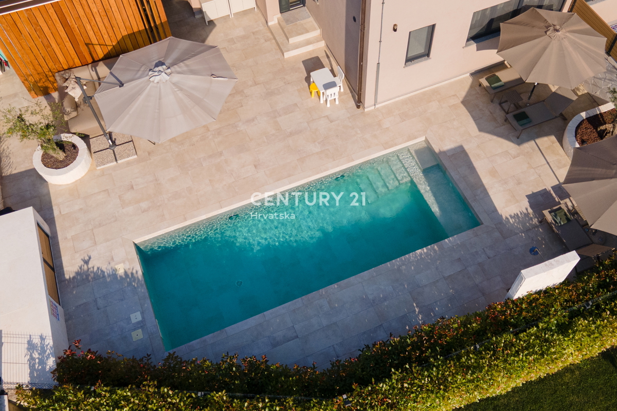 VABRIGA, PRODAJA POPOLNOMA OPREMLJENEGA STANOVANJA V PRIZEMLJU Z BAZENOM IN POGLEDOM NA MORJE