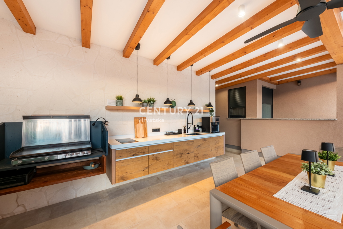 VABRIGA, PRODAJA POPOLNOMA OPREMLJENEGA STANOVANJA V PRIZEMLJU Z BAZENOM IN POGLEDOM NA MORJE