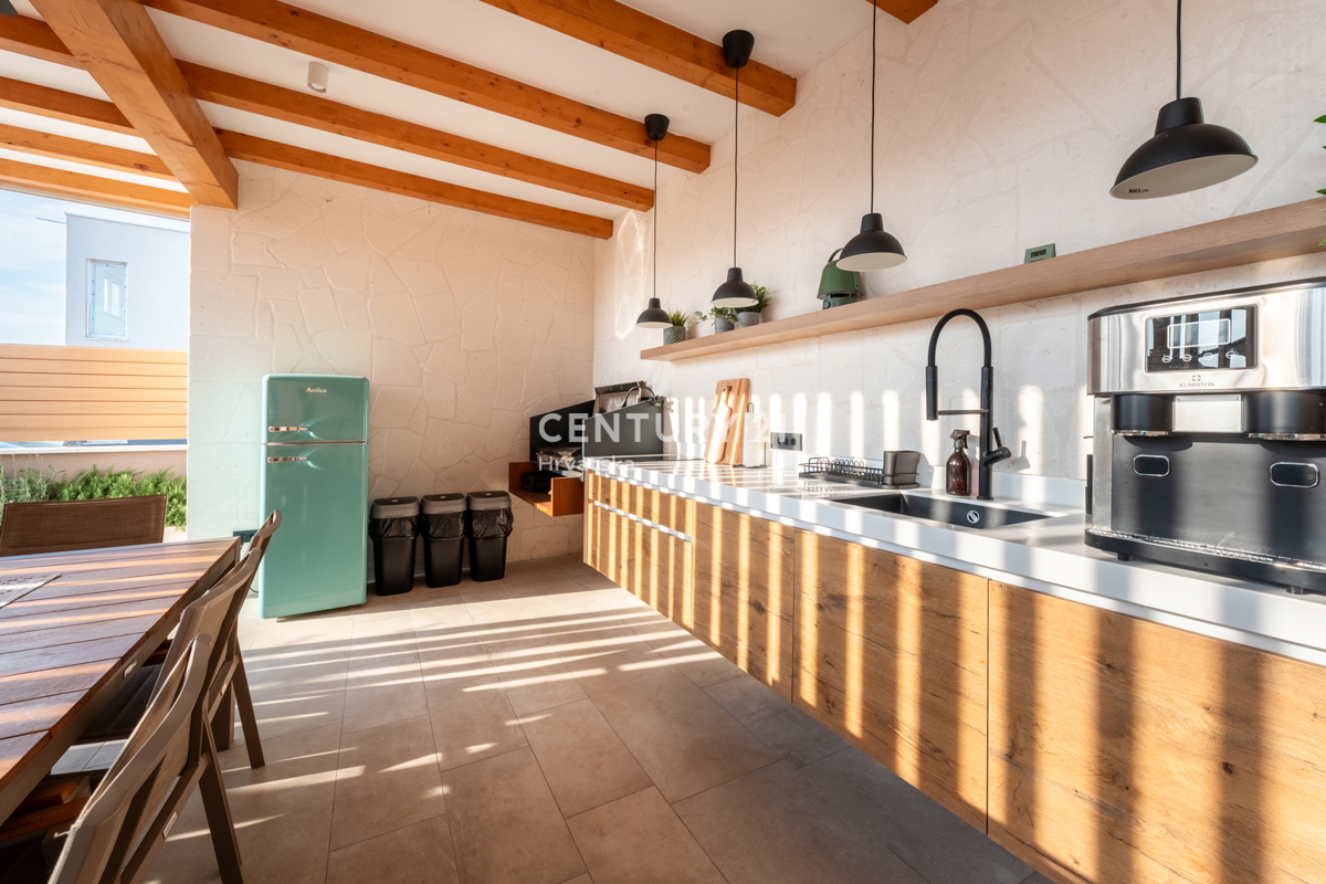 VABRIGA, PRODAJA POPOLNOMA OPREMLJENEGA STANOVANJA V PRIZEMLJU Z BAZENOM IN POGLEDOM NA MORJE