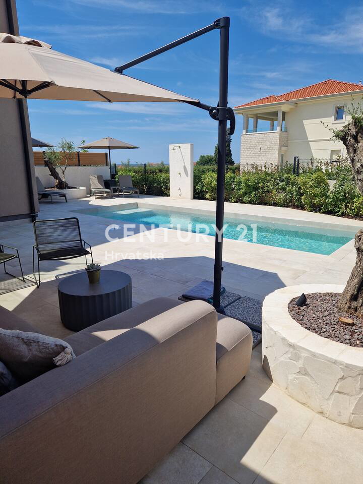 VABRIGA, PRODAJA POPOLNOMA OPREMLJENEGA STANOVANJA V PRIZEMLJU Z BAZENOM IN POGLEDOM NA MORJE