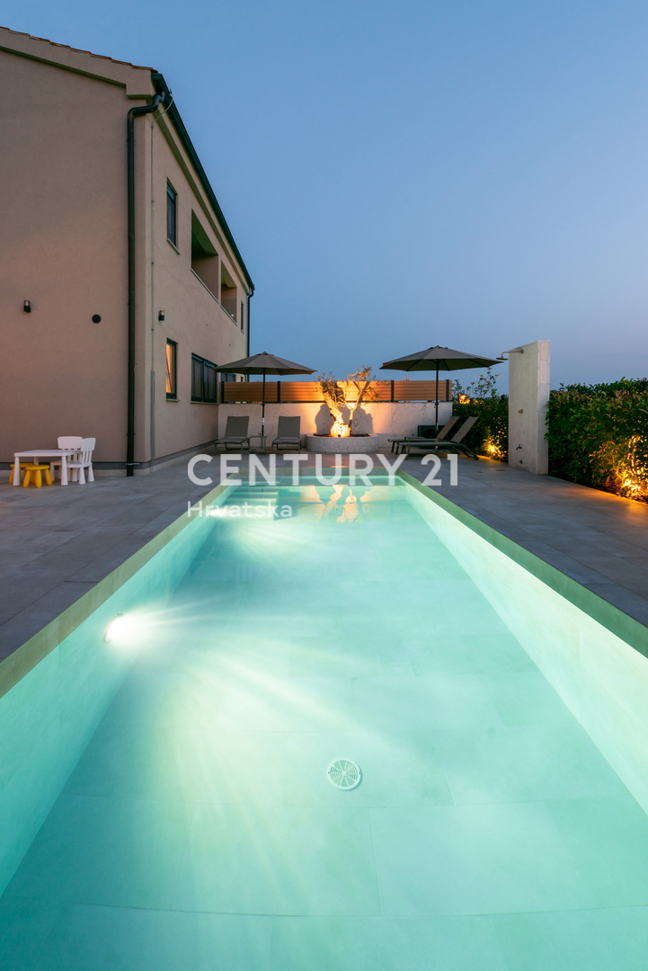 VABRIGA, PRODAJA POPOLNOMA OPREMLJENEGA STANOVANJA V PRIZEMLJU Z BAZENOM IN POGLEDOM NA MORJE