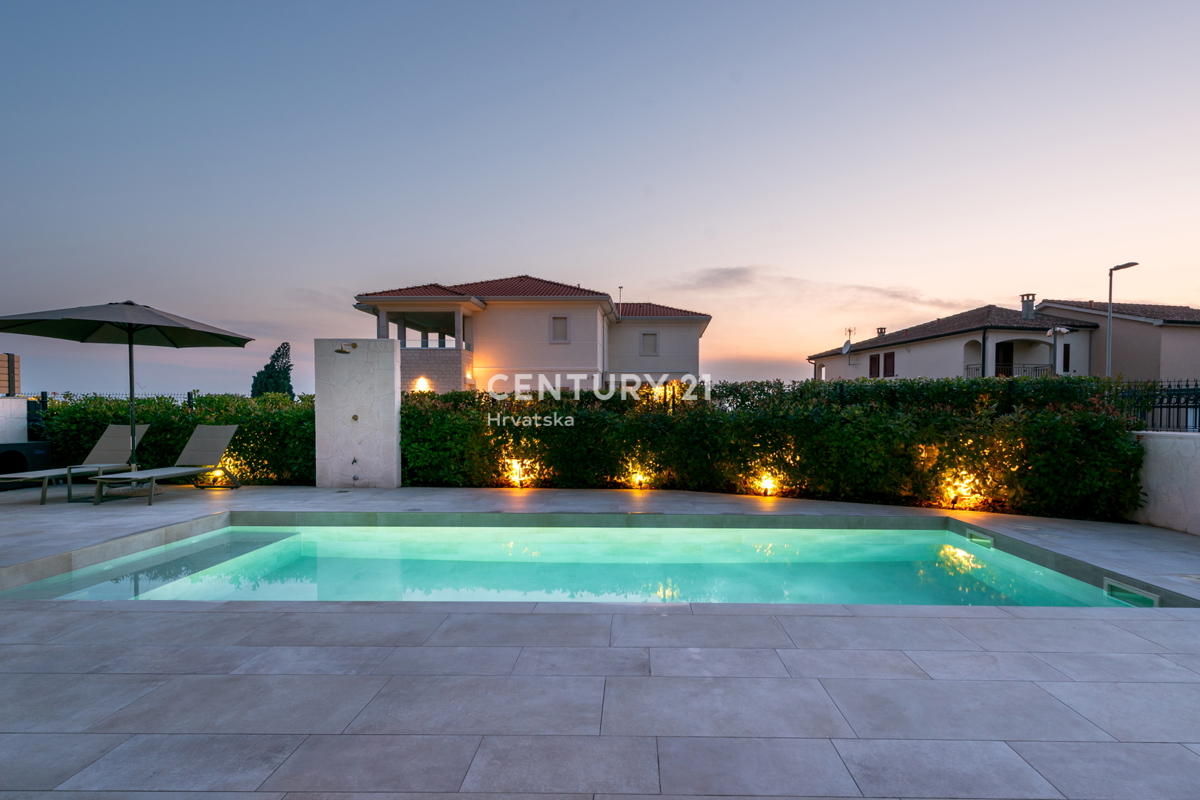 VABRIGA, PRODAJA POPOLNOMA OPREMLJENEGA STANOVANJA V PRIZEMLJU Z BAZENOM IN POGLEDOM NA MORJE