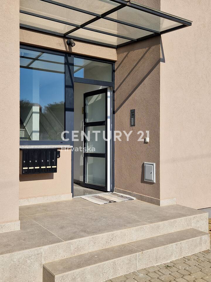 VABRIGA, PRODAJA POPOLNOMA OPREMLJENEGA STANOVANJA V PRIZEMLJU Z BAZENOM IN POGLEDOM NA MORJE