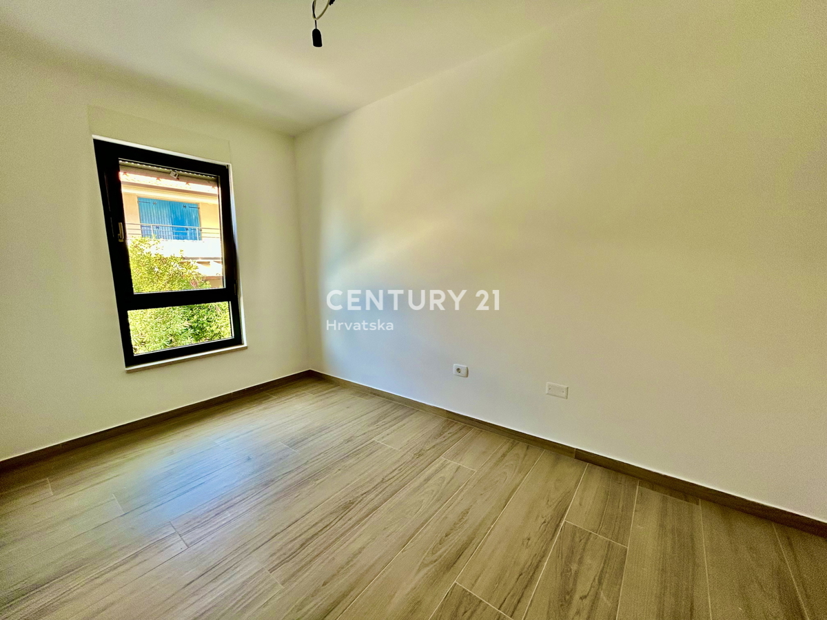 UMAG, OKOLICA, NOVO STANOVANJE SAMO 300 METROV OD PLAŽE IN MORJA