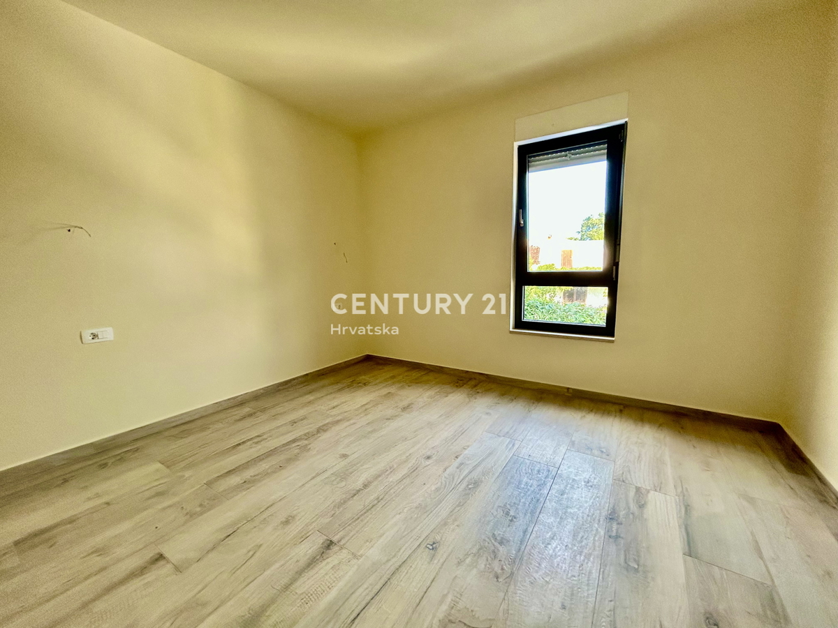 UMAG, OKOLICA, NOVO STANOVANJE SAMO 300 METROV OD PLAŽE IN MORJA