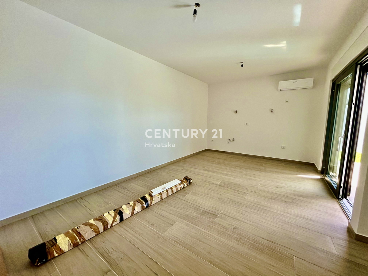 UMAG, OKOLICA, NOVO STANOVANJE SAMO 300 METROV OD PLAŽE IN MORJA