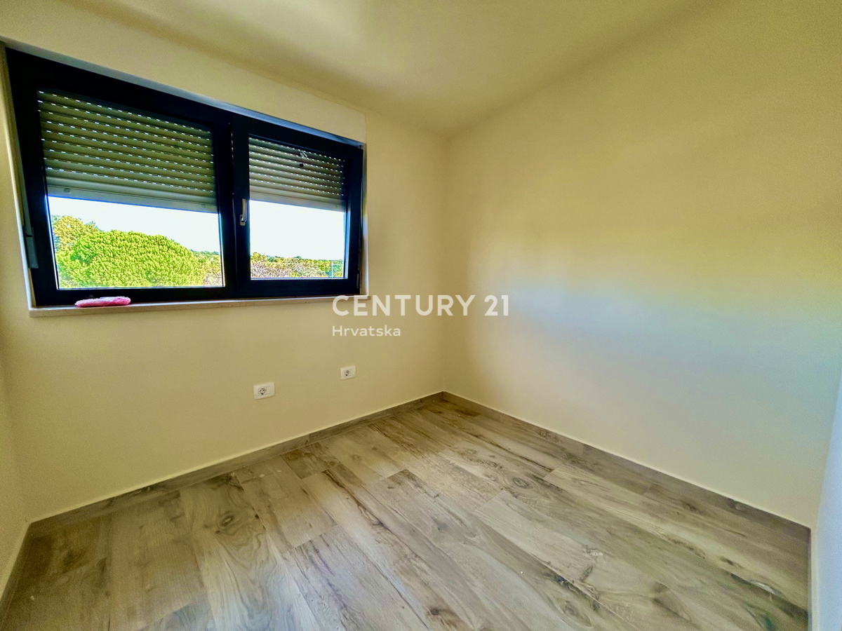 UMAG, OKOLICA, NOVO STANOVANJE SAMO 300 METROV OD PLAŽE IN MORJA