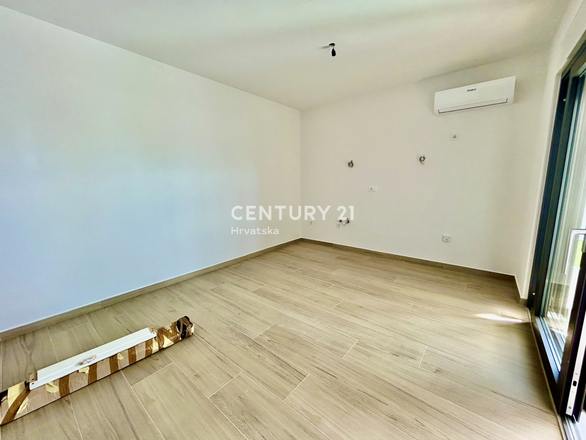 UMAG, OKOLICA, NOVO STANOVANJE SAMO 300 METROV OD PLAŽE IN MORJA