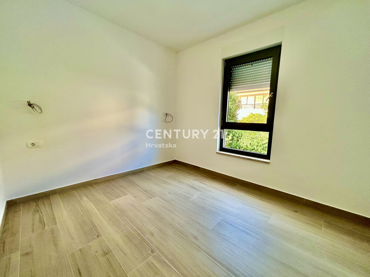 UMAG, OKOLICA, NOVO STANOVANJE SAMO 300 METROV OD PLAŽE IN MORJA