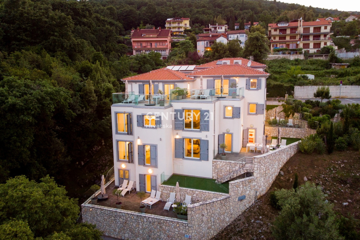 OPATIJA, LOVRAN, DVOETAŽNO STANOVANJE, PANORAMSKI POGLED NA MORJE, 100 M OD PLAŽE IN 800 M OD STAREGA DELA MESTA