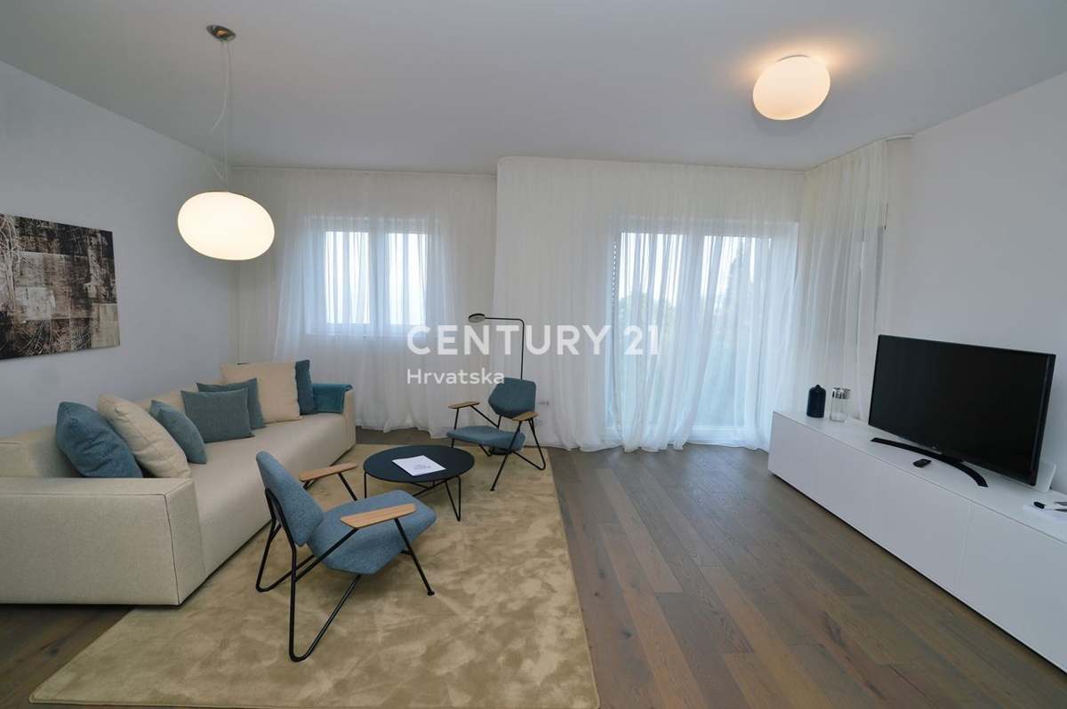 OPATIJA, LOVRAN, DVOETAŽNO STANOVANJE, PANORAMSKI POGLED NA MORJE, 100 M OD PLAŽE IN 800 M OD STAREGA DELA MESTA