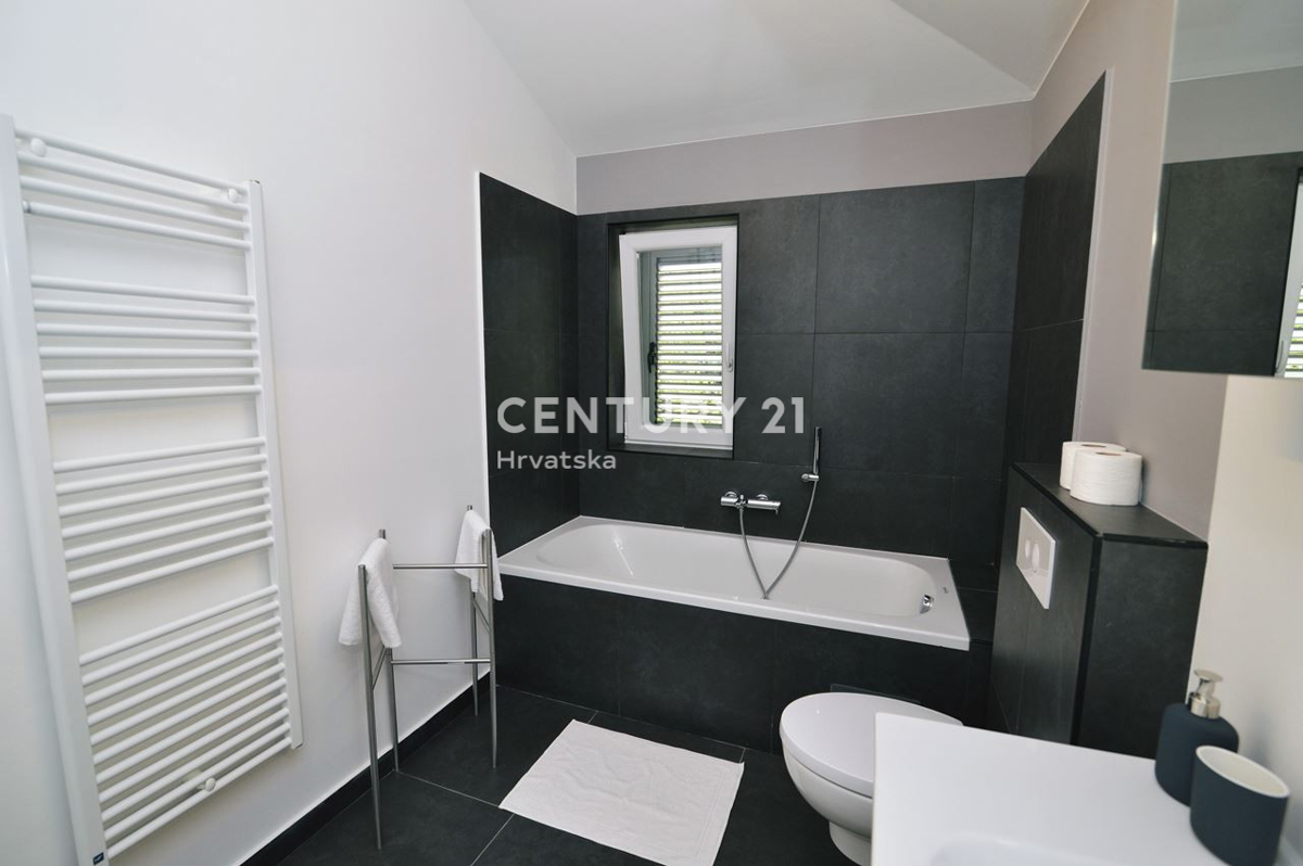 OPATIJA, LOVRAN, DVOETAŽNO STANOVANJE, PANORAMSKI POGLED NA MORJE, 100 M OD PLAŽE IN 800 M OD STAREGA DELA MESTA