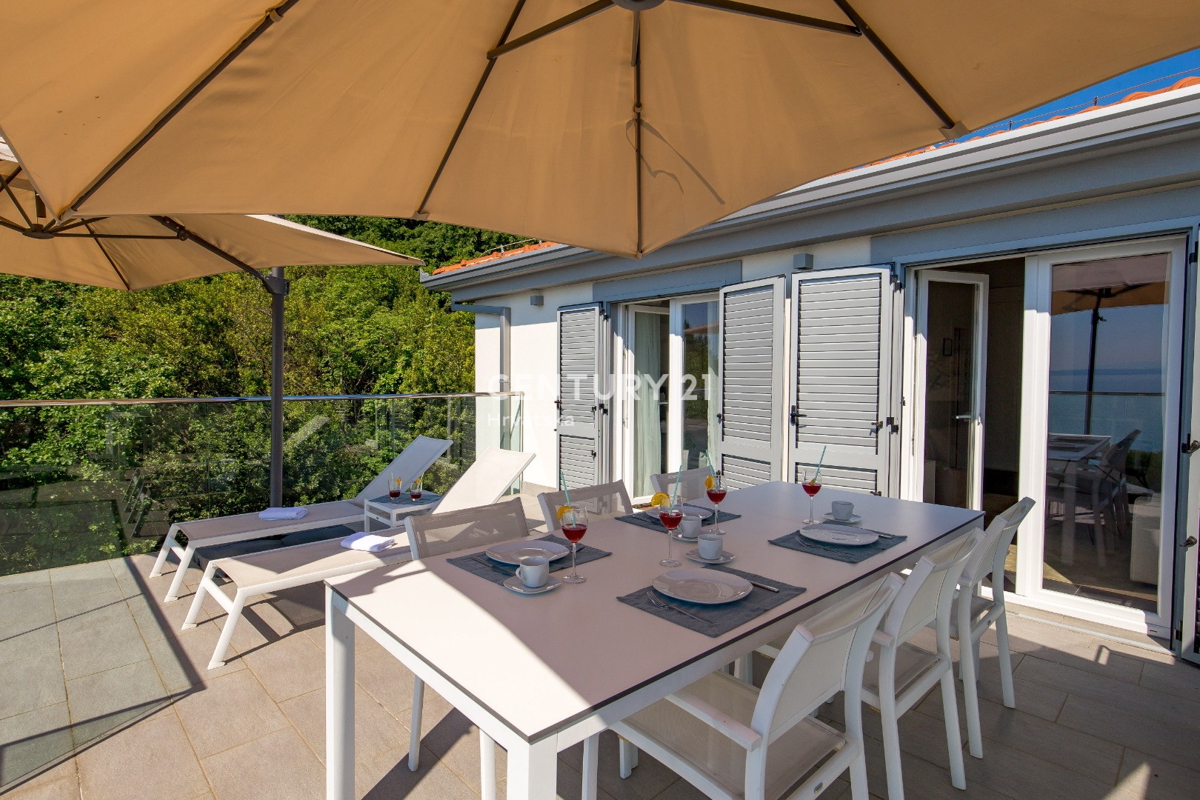 OPATIJA, LOVRAN, DVOETAŽNO STANOVANJE, PANORAMSKI POGLED NA MORJE, 100 M OD PLAŽE IN 800 M OD STAREGA DELA MESTA