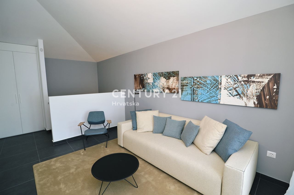 OPATIJA, LOVRAN, DVOETAŽNO STANOVANJE, PANORAMSKI POGLED NA MORJE, 100 M OD PLAŽE IN 800 M OD STAREGA DELA MESTA