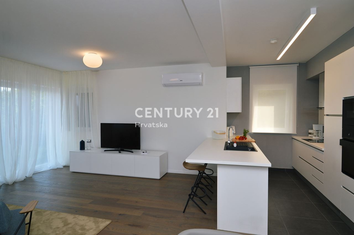 OPATIJA, LOVRAN, DVOETAŽNO STANOVANJE, PANORAMSKI POGLED NA MORJE, 100 M OD PLAŽE IN 800 M OD STAREGA DELA MESTA