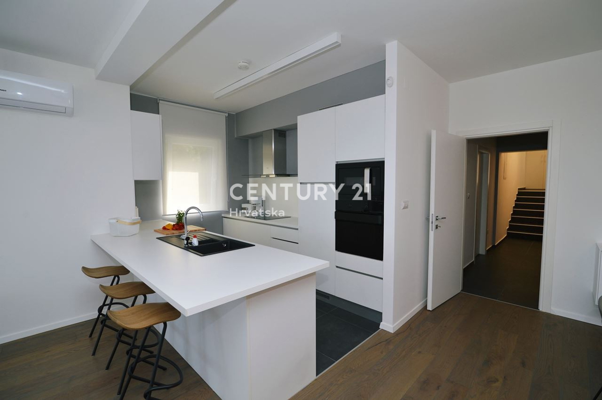 OPATIJA, LOVRAN, DVOETAŽNO STANOVANJE, PANORAMSKI POGLED NA MORJE, 100 M OD PLAŽE IN 800 M OD STAREGA DELA MESTA