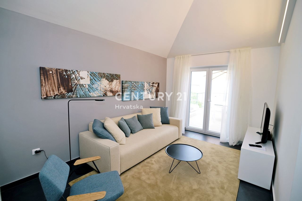 OPATIJA, LOVRAN, DVOETAŽNO STANOVANJE, PANORAMSKI POGLED NA MORJE, 100 M OD PLAŽE IN 800 M OD STAREGA DELA MESTA