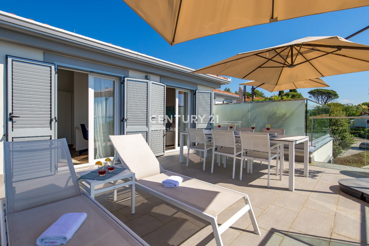 OPATIJA, LOVRAN, DVOETAŽNO STANOVANJE, PANORAMSKI POGLED NA MORJE, 100 M OD PLAŽE IN 800 M OD STAREGA DELA MESTA